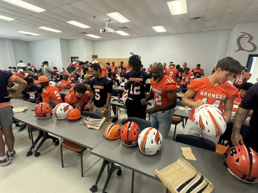 Coach_KLewis's tweet photo. I absolutely loved hosting our Decal Ceremony with our dads. Today was a prime example of their impact on our program. Iβm super grateful and my heart is full. #BTheBrand @SaBrandeis @NISDBrandeis @NISD_Athletics @BrandeisVB08 @BroncosBrandeis @danaperry73 https://t.co/oM6kWdP5DG