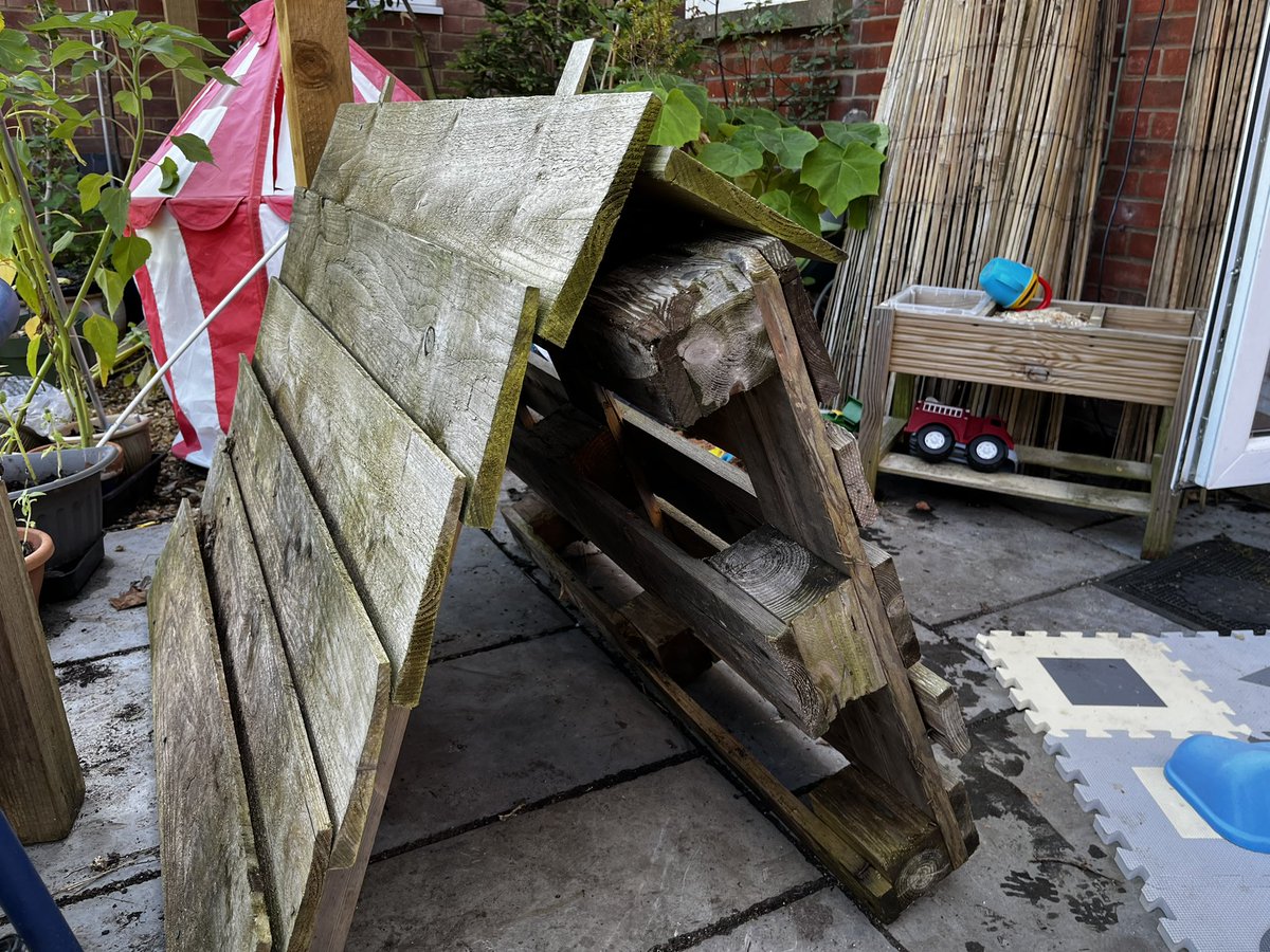 CoolUpcycled's tweet photo. After making my pergola out of reclaimed fence posts, my wife said, one of these would be good for the kids to play under in winter… sand pit, climbing frame were an added extra! #pergola #childrenplayarea #sandpit #climbingframe #upcycling https://t.co/iUnfKIrW3H https://t.co/L0iqDfIuPq