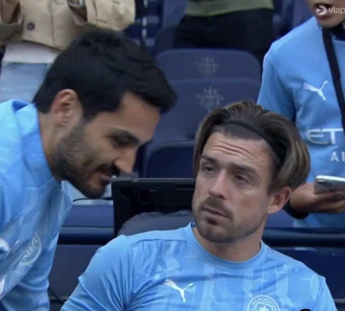 Jack Grealish con cara de borracho intenta recordar dónde ha visto a este sujeto anteriormente. 😭😂