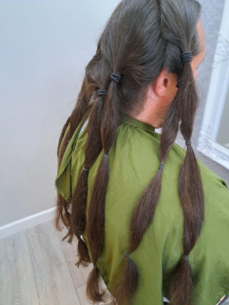 tettenhallfc's tweet photo. 💇‍♂️ ✂️ 

A moment for our club secretary Matthew Potts who’s been growing his hair to donate to Little Princess Trust.

An amazing effort from our main man. Well don’t Pottsy 👏 

Link below to donate to this fabulous cause! https://t.co/CPvW6qEusL https://t.co/7Z904KAmRr