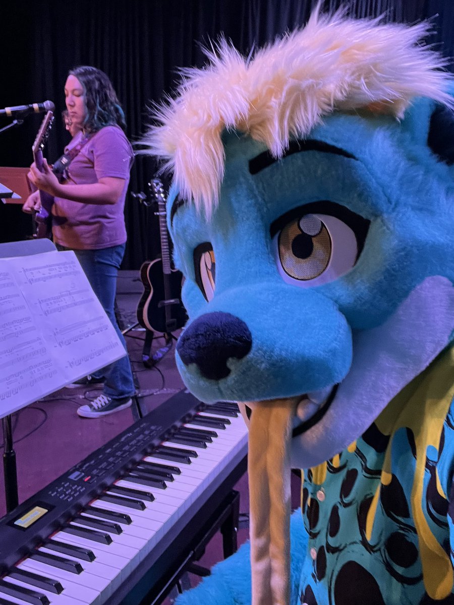 .<a href="/AFoxNamedCoyote/">a fox named coyote</a> show at Indy Fur Con about to start at main stage! #IndyFurCon #iFC