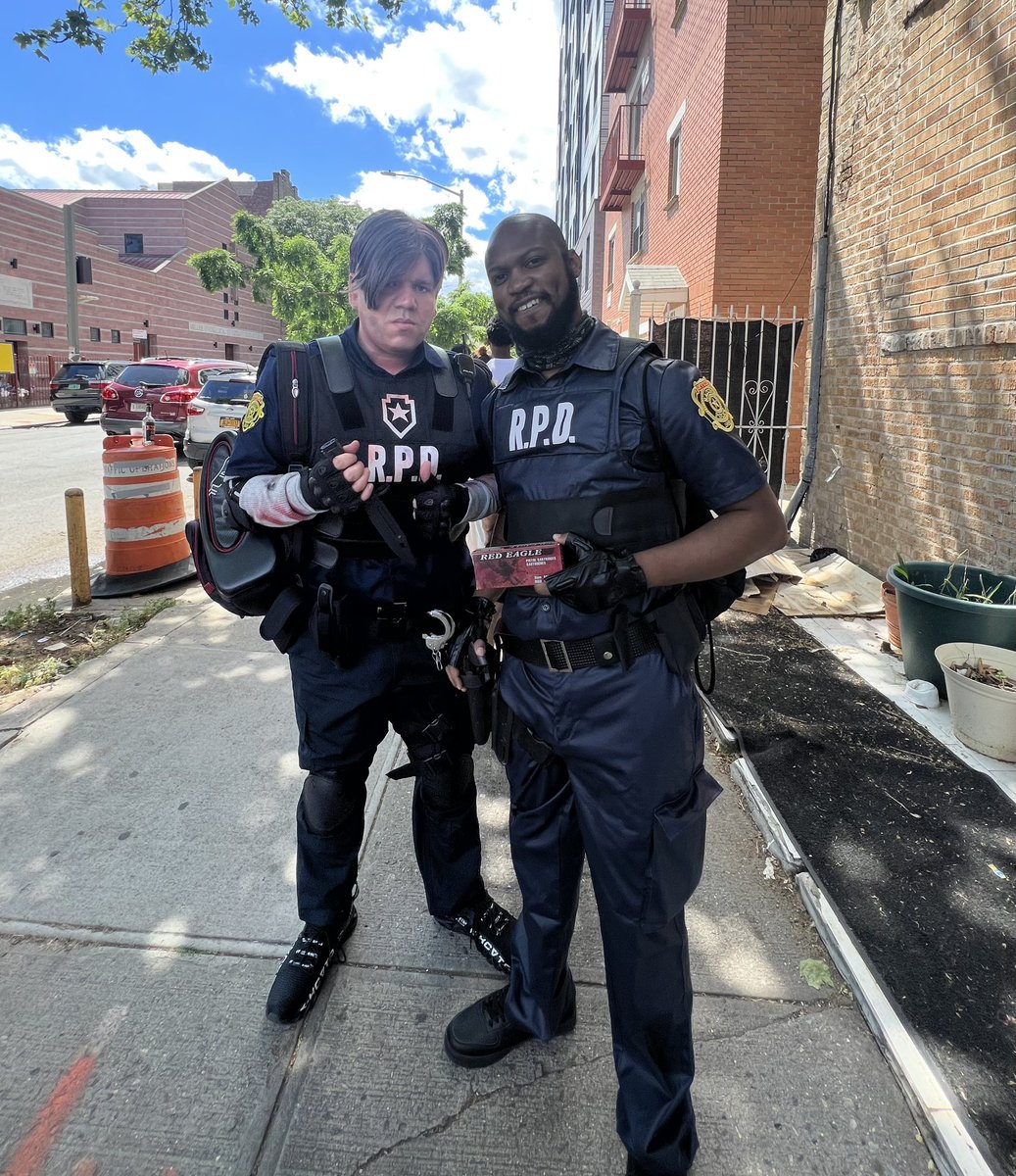 realAFanthony's tweet photo. A fanboy’s dream come true! Thank you @alysontheother for making my favorite Resident Evil even more memorable! @bkcomiccon belated upload. @ROEnetwork 

#residentevil #leoncosplay #cosplay https://t.co/Z62lVYpU3x