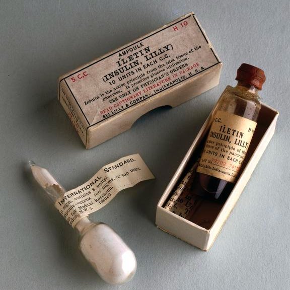 En 1923, dos científicos recibieron el Premio Nobel de Medicina por el descubrimiento de la insulina. ¿Sabías que cedieron la patente al Estado canadiense por 1 $ con la intención de que su descubrimiento estuviera disponible para toda la humanidad? Tira del hilo 🧵👇🏽👇🏽👇🏽