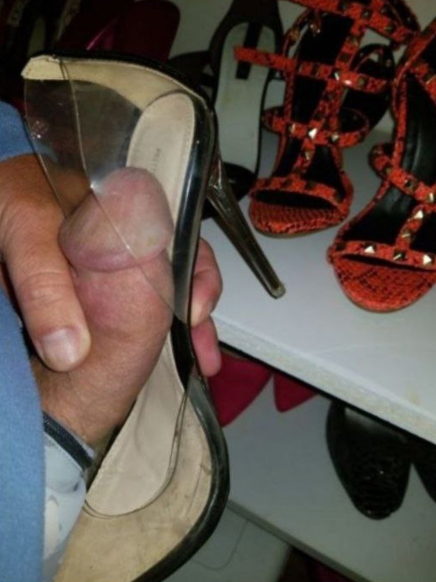 fetichetacones1's tweet photo. Seguidor nos manda aporte de la colección de tacones de sus esposa 
Y lo que hace co ellos cuando ella no está. 🫢 https://t.co/alF4go2wQS