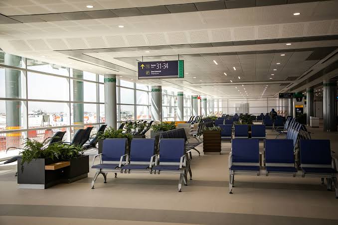 Tvoticky's tweet photo. @Fernand24116562 @aifaaero @AraJetAirlines Cierto, no cabe un alma más en tu aeropuerto https://t.co/0huCJdBZhr