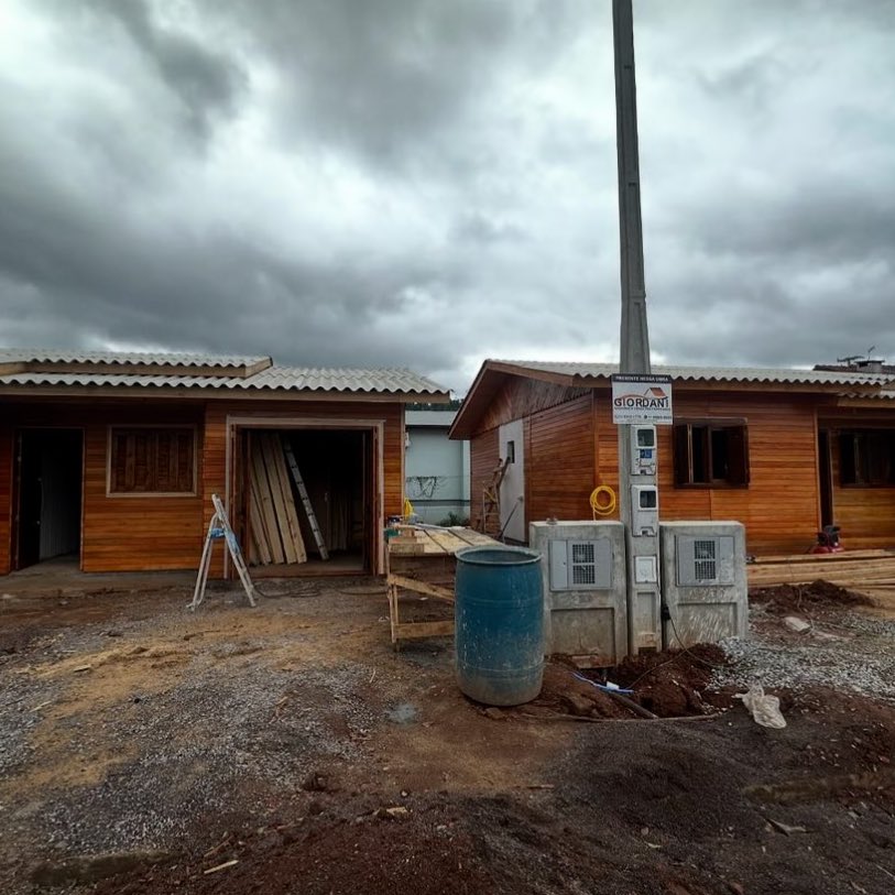 🚨VEJA: Luísa Sonza visita vizinhas que moravam lado a lado há 40 anos no Rio Grande do Sul e perderam suas casas na enchente que atingiu o estado. 

A cantora mostrou que está construindo duas casas para as senhoras continuarem morando uma do lado da outra.