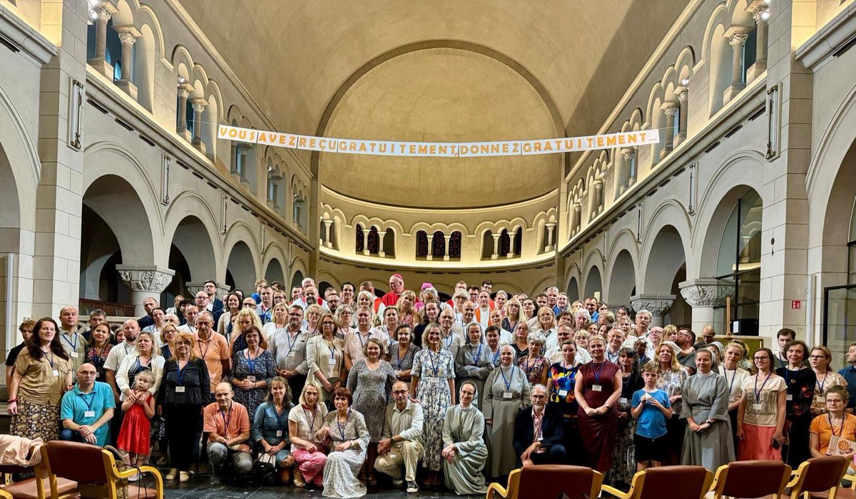 EpiskopatNews's tweet photo. Wieczorem uczestnicy VII Kongresu Rodzin Polonijnych, który odbywa się w Brukseli, modlili się w intencji małżeństw i rodzin na Eucharystii sprawowanej w kościele oo. Franciszkanów. https://t.co/qMEG8MfG8p