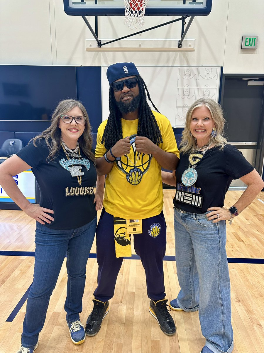 abris11's tweet photo. 🫶🏽🩵 our people! @memgrizz Claw crew is the best! @goldenticket76  #memphisgrizz #memphis #clawcrew https://t.co/2xJJjJHvL5