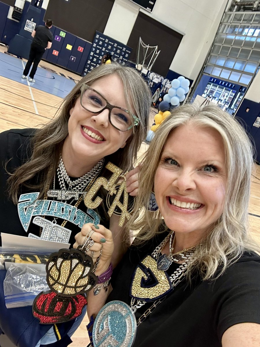 abris11's tweet photo. 🫶🏽🩵 our people! @memgrizz Claw crew is the best! @goldenticket76  #memphisgrizz #memphis #clawcrew https://t.co/2xJJjJHvL5