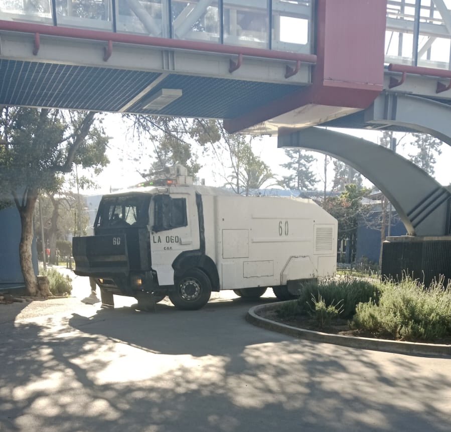 ConceSound41766's tweet photo. A esta hora: Carabineros dentro del hospital Sótero del Río y helicóptero de la institución hace 30 minutos dando vueltas por el recinto. Indican que querían rematar a uno de los heridos de la balacera de ayer en Puente Alto. Flaites qliaos!!!! https://t.co/emgoB19zzz