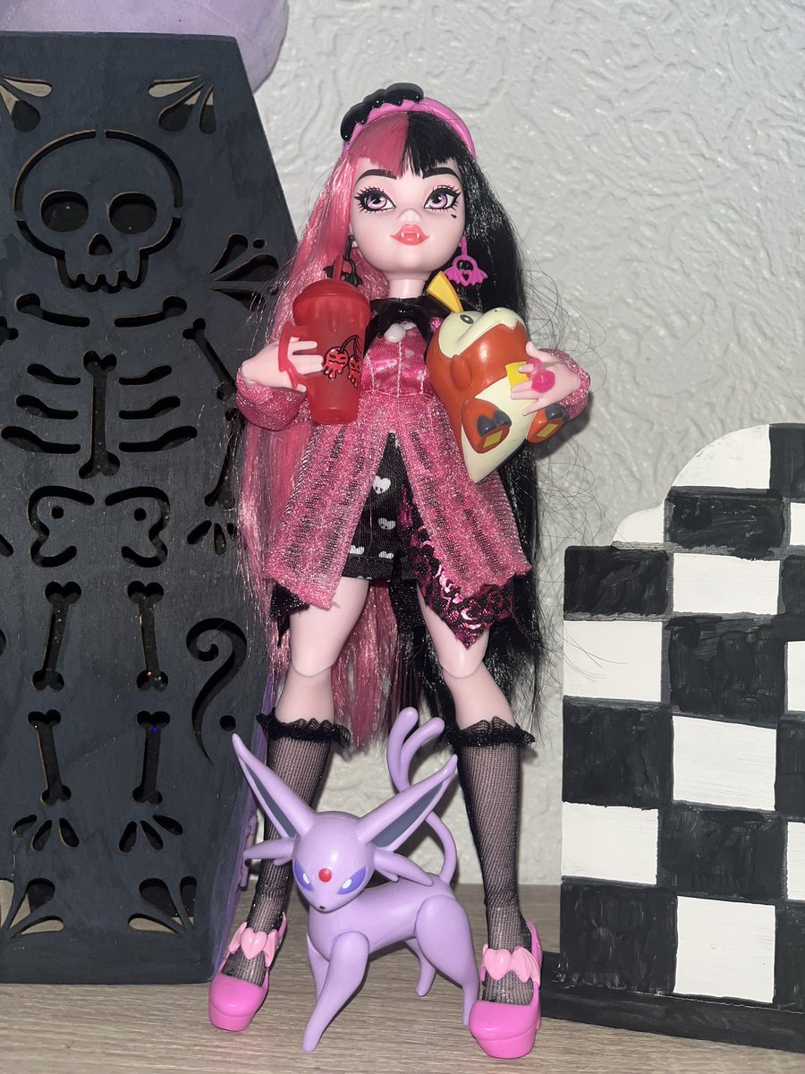 PokePrincess777's tweet image. Had to come by my two loves😂 really wanna do some custom Pokémon trainer dolls at some point 💖 #pokemon #pokemonlife #MonsterHigh