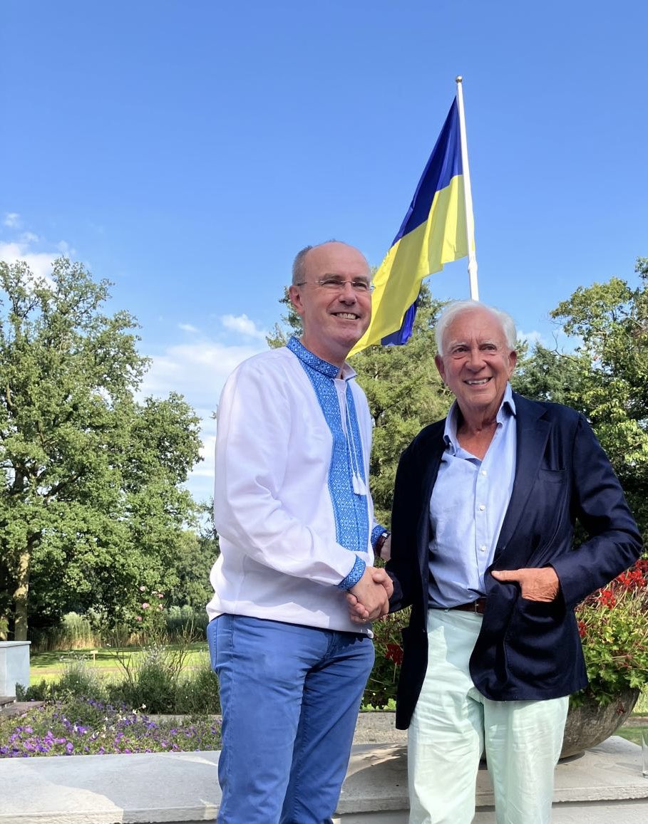 KBurgerDirven's tweet photo. Met Stichting #ProtectUkraine de 🇺🇦onafhankelijkheidsdag gevierd op Landgoed Soeterbeek @GemeenteNuenen. Wat een pracht plek om de vrijheid van🇺🇦 te vieren. Dank voor uw steun aan🇺🇦 @DerkBoswijk @jpaternotte @ericvanderburg @koenpetersen! Samen staan we sterk! Слава Україні! 🇳🇱🇺🇦 https://t.co/Y3olmyP8Pr