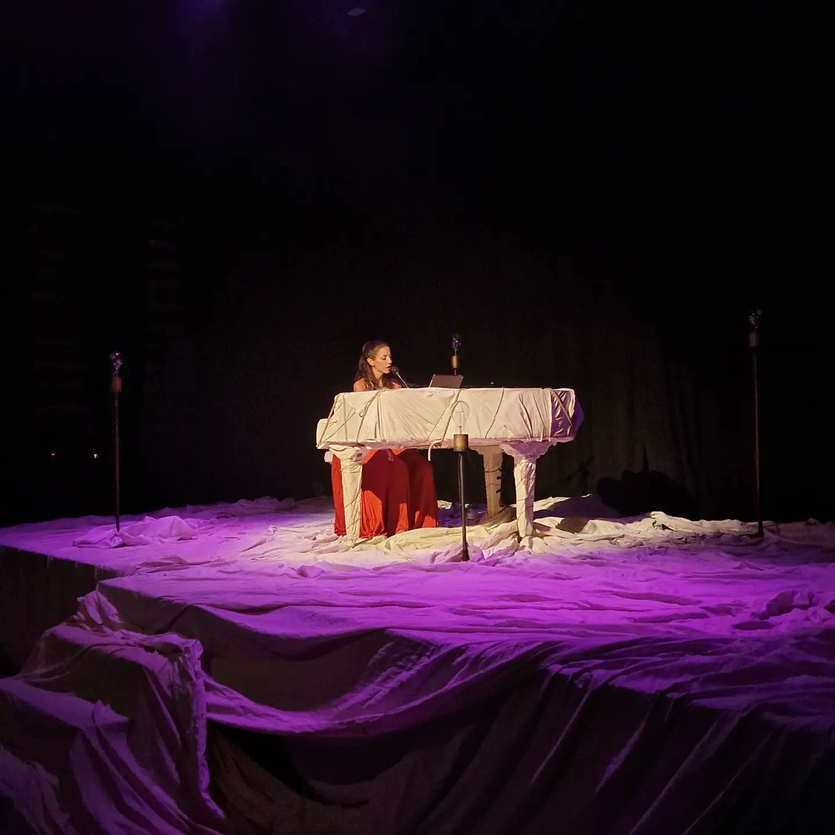 SantaCristinaAJ's tweet photo. Sensible i emotiu concert a càrrec de la Gemma Humet, el que hem viscut aquest vespre a l'Espai Ridaura 🎶🫶
La cantant i pianista, amb el seu esbalaïdor espectacle 'Miralls', han conclòs el cicle dels Concerts d'Aro a Santa Cristina d'Aro.
#concert #veu #piano #miralls https://t.co/yp1KFrlLUJ