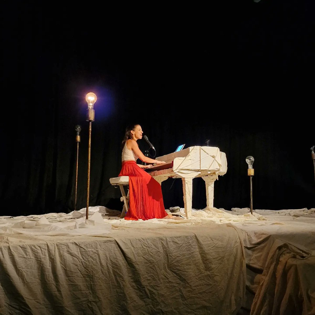 SantaCristinaAJ's tweet photo. Sensible i emotiu concert a càrrec de la Gemma Humet, el que hem viscut aquest vespre a l'Espai Ridaura 🎶🫶
La cantant i pianista, amb el seu esbalaïdor espectacle 'Miralls', han conclòs el cicle dels Concerts d'Aro a Santa Cristina d'Aro.
#concert #veu #piano #miralls https://t.co/yp1KFrlLUJ