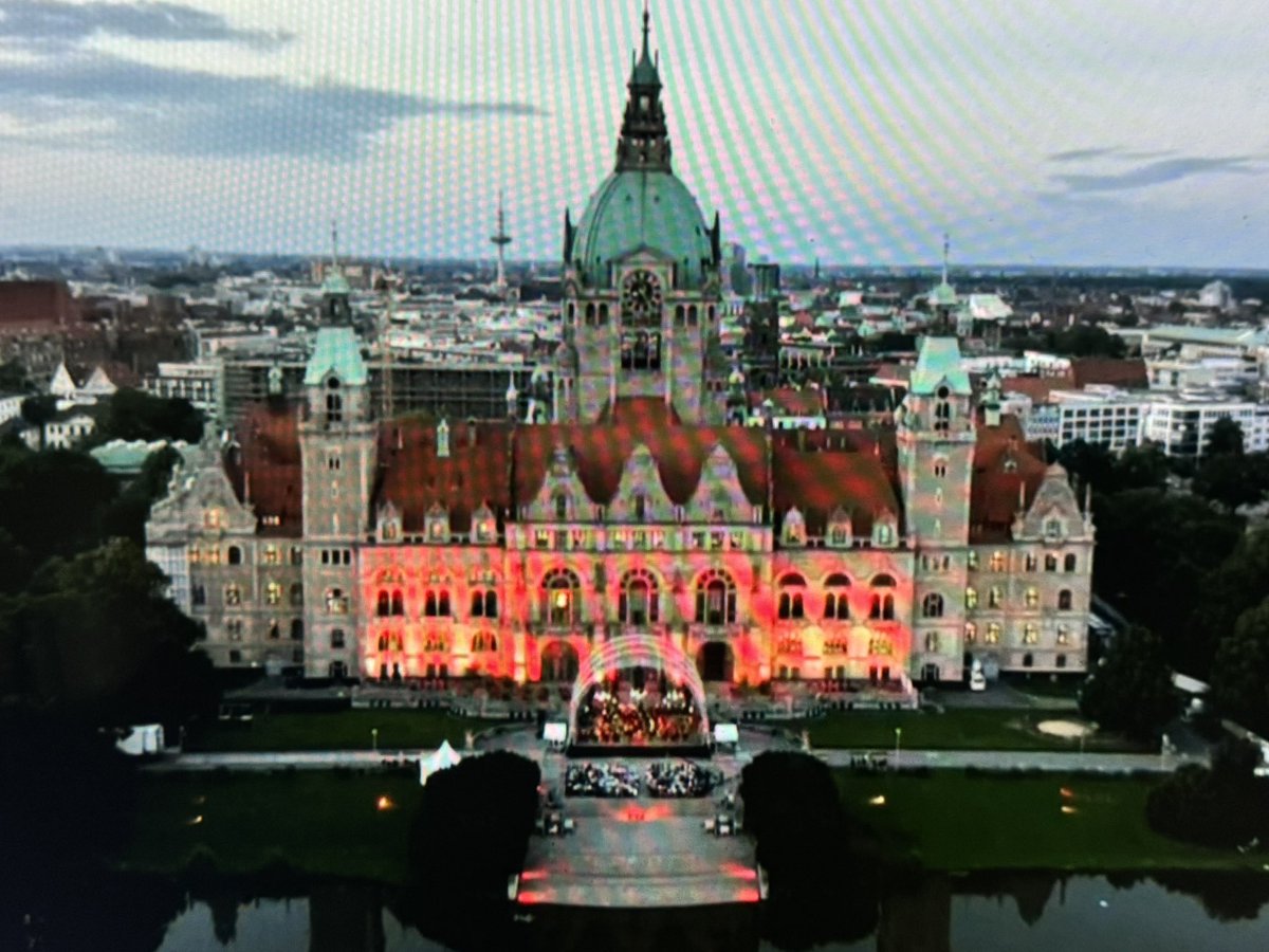 anglophilehoo's tweet photo. A treat to watch the livestream of the NDR Radiophilharmonie’s #OperaforAll concert (at least once I got my tech sorted), especially #SimonKeenlyside singing “La ci darem la mano”, lots of Verdi (début of his Falstaff?!?!), and a little Rossini. Lovely setting! https://t.co/BVXvj433kB
