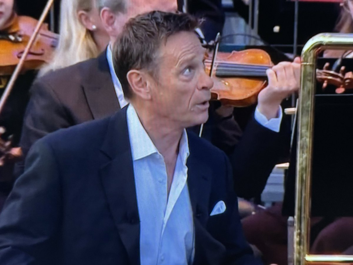 anglophilehoo's tweet photo. A treat to watch the livestream of the NDR Radiophilharmonie’s #OperaforAll concert (at least once I got my tech sorted), especially #SimonKeenlyside singing “La ci darem la mano”, lots of Verdi (début of his Falstaff?!?!), and a little Rossini. Lovely setting! https://t.co/BVXvj433kB