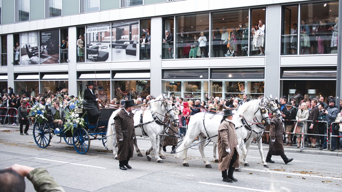 Layered anticipation!
Oktoberfest parade 2022

#Germany 🇩🇪 #Munich #Oktoberfest #streetphotography #Nikon #photography
<a href="/streetphotofdn/">Street Photographers</a>
@theframesociety
<a href="/TheRealStreets/">Street Photography</a>
@mateof3000