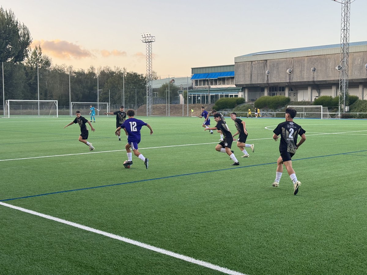 vialacteaINFO's tweet photo. Magnífico ambiente y rivalidad en la primera jornada del Torneo de Fútbol Juvenil Unindo Camiños, organizado por @SPORTINGSANTIA1 que se celebra este fin de semana en el Campo Municipal de Santa Isabel https://t.co/e2IwB19qPS