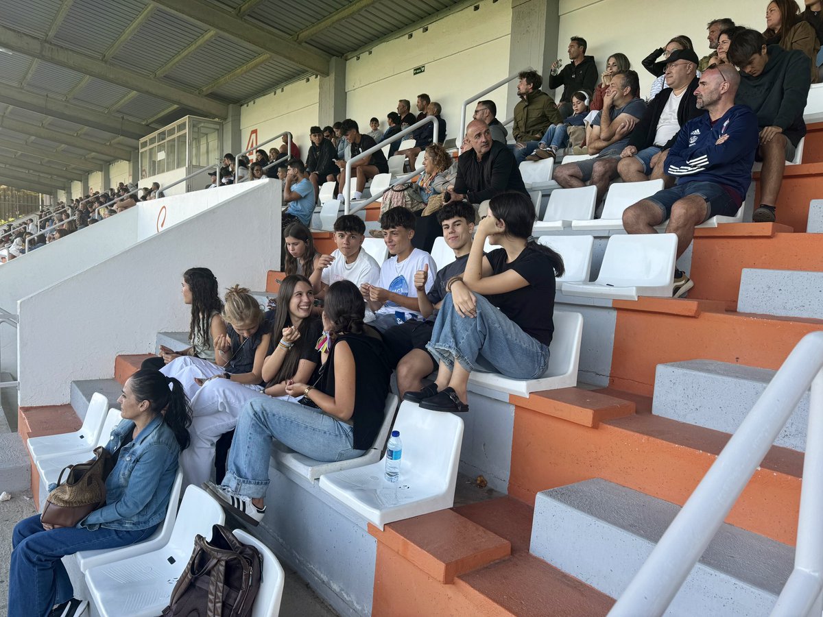 vialacteaINFO's tweet photo. Magnífico ambiente y rivalidad en la primera jornada del Torneo de Fútbol Juvenil Unindo Camiños, organizado por @SPORTINGSANTIA1 que se celebra este fin de semana en el Campo Municipal de Santa Isabel https://t.co/e2IwB19qPS