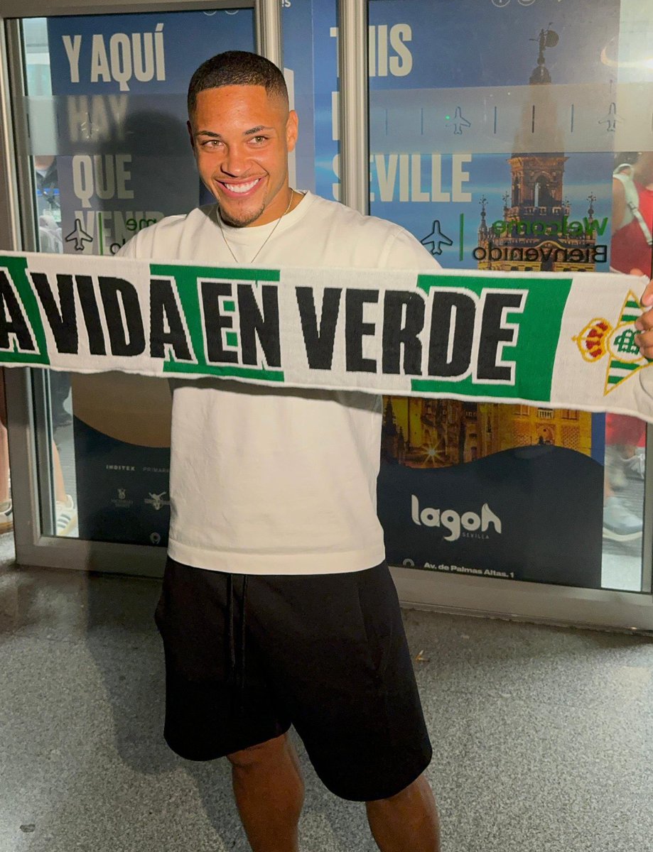 FabrizioRomano's tweet photo. 🟢⚪️🛬 Vitor Roque has just landed in Sevilla to join Real Betis on loan from Barça, as revealed.

Here we go, confirmed. 🇧🇷 https://t.co/IjOsKonwvU