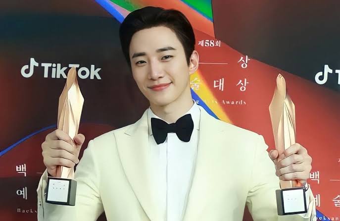 EidryanaH's tweet photo. #LeeJunho #μ΄μ€νΈ from #2PM
Baeksang winner Best TV Actor 2022
#TheRedSleeveCuff https://t.co/9d2WvVflvv