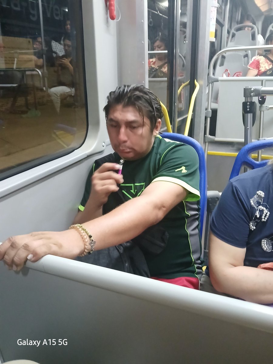 FarukMauricio's tweet photo. Todo mal
Este naco se sentó en asiento de la tercera edad valiéndole madres y luego se pone a depilar en pleno bus su barba de chivo...así o más barbajan https://t.co/kaIpnWzGHl