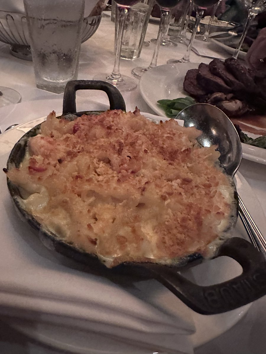 sheabsullivan's tweet photo. I forgot to share my fabulous dinner pics from last night @CapitalGrille! #HRW is almost over and you can couple it with their #GenerousPour wine event. 17th annual Girls’ Night Out here and we all left stuffed and happy! https://t.co/pYvhpePok3