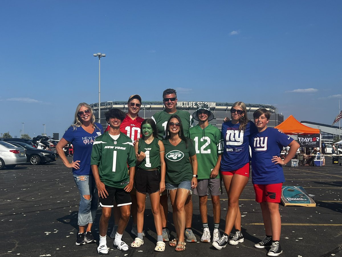 pierce1248's tweet photo. @nyjets #summerfun @droggleeddie https://t.co/5XMkxuqhuY