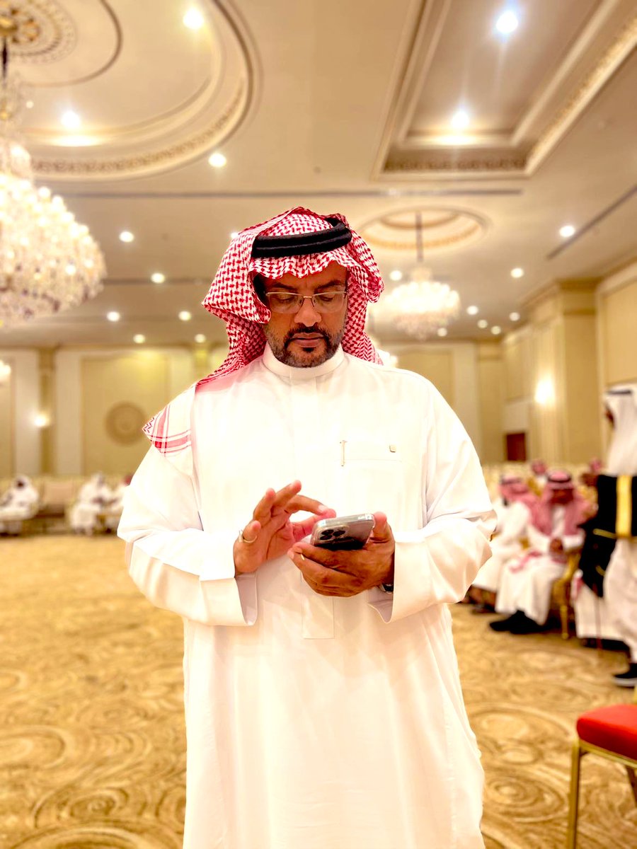 BinHoqan_Law's tweet photo. (الله اذا احب قومٍ ابتلاهم)

من حب فرقانا بكيفه وبهواه 
زدنا على فرقاه طيب ودراهم

اللي ما يبغى قربنا ما بغيناه 
سود النوايا سوّد الله لحاهم 

تقصر خطانا دون مثله وشرواه
يروح للي عاجبه مستواهم

ياصحابي اللي  كلٌ واحد ومبداه 
يامن كشف مكنونهم محتواهم

خسارة الرجال في طيب مجناه 
لا زاحم اصحاب الردى في رداهم 

يا كثر  ما تعطي لجل تكسب رضاه 
 البعض ما يرخصهم إلا غلاهم

قد يلدغ المؤمن وهو في مصلاه
ويكافئون  الاشقاء عن  شقا هم

ويخيب من تبذل له الوجه والجاه
ويطيب من لا كنت تضمن ولاهم 

ويشوفك المغرور واحد من عداه 
خسارة اللي  ينتظر في رجاهم 

الكذب والتهريج واللا مبالاة 
يخطون ثم يحملونك خطاهم 

وتعيش مابين الالم والمعاناة 
يا تحتملهم يا تسوي سواهم

إن ابتليت بهم قول الحمد لله 
الله ليا  من حب قوم ابتلاهم