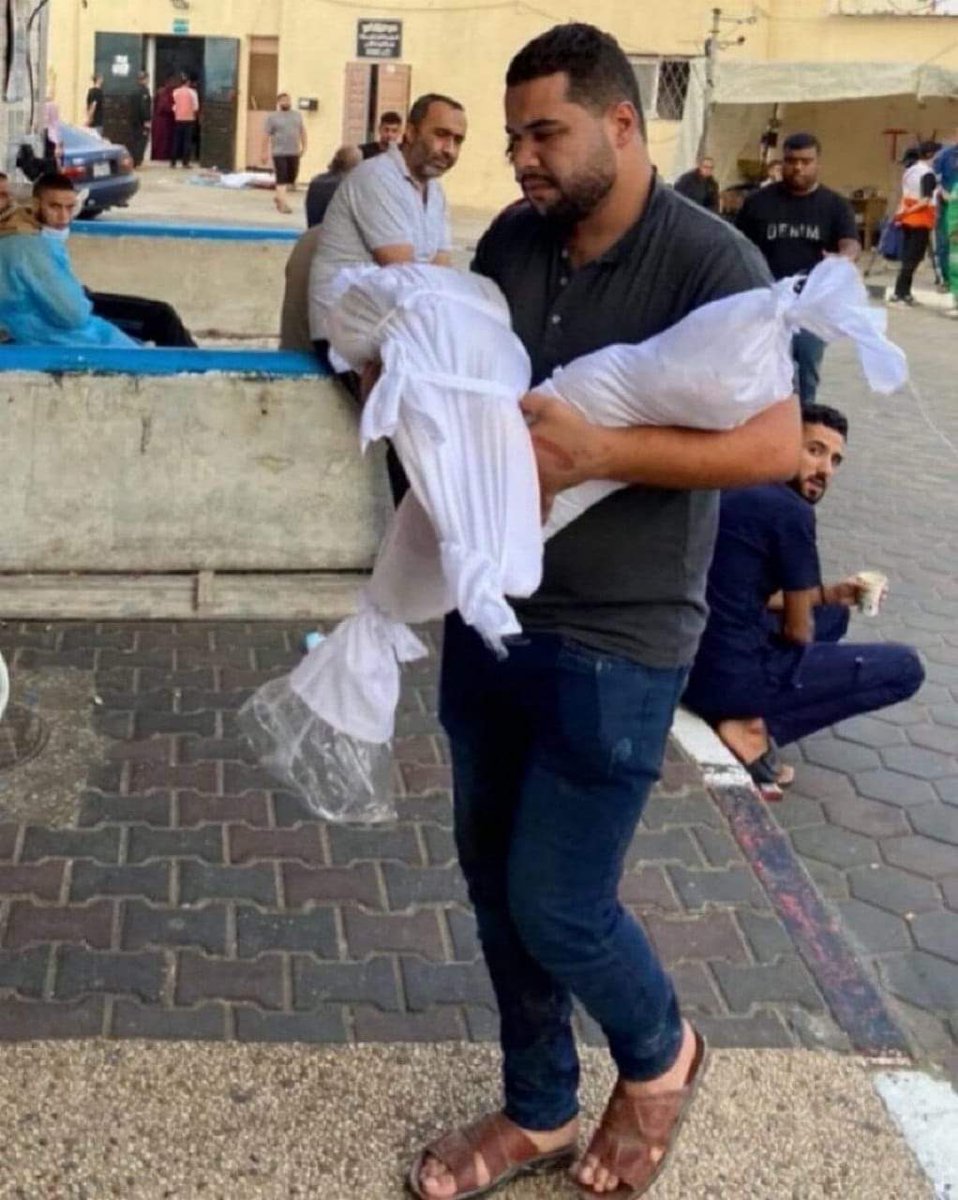 المشهدُ الأخير قبل الدَّفن،
ولكنَّكَ تعرِفُ الحكاية كلّها،
فإيّاك أن تعتاد مشهد موتهم!
غزة تباد 💔💔

#غزة_ابادة_جماعية