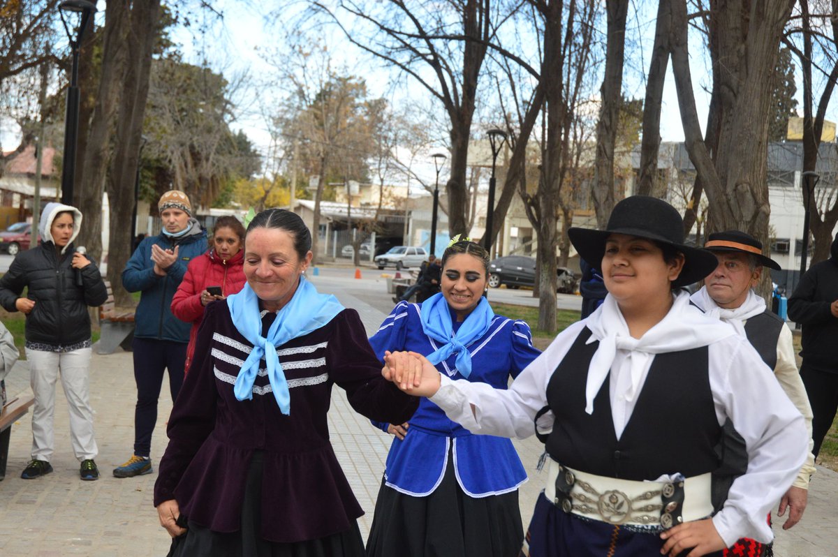 MuniSanMartinOk's tweet photo. El #DiadelPadreMendocino se celebró en la Plaza Sarmiento de #Palmira, donde hubo festejos y se reivindicó la figura del General San Martín y de su hija #Merceditas.
La comuna que lleva el nombre del gran #Libertador, honra su figura en este día tan especial.
#SomosSanMartin https://t.co/B8BiSbWZNA