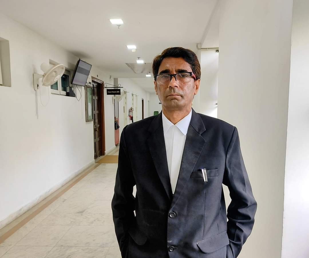 advJayram's tweet image. #BengalHorror #SCSTAndolan  एक तरफ़ अस्पतालों में मरीज़ बिना इलाज तरप रहे थे, तो दुसरी तरफ आरक्षण के समर्थक ट्रेनें, बसों और रोड जाम कर आग लगा रहे थे |
हद तो हो गयी की भारत सरकार के दो कैबिनेट मंत्री चिराग पासवान और जीतन राम मांझी एक समर्थन में और एक विरोध में आंदोलन कर रहे थे |