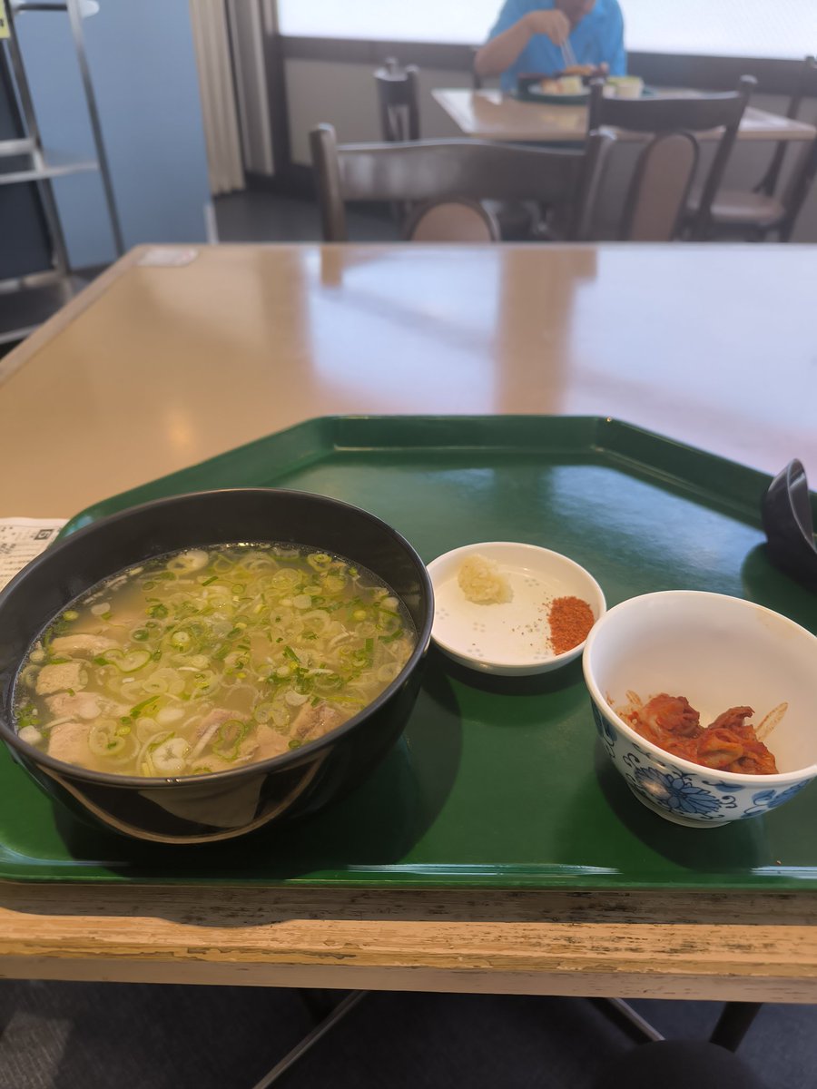 batten1970's tweet photo. この暑いのに…とお思いの方もいるかもですが、暑さで弱った胃腸にも牛炊は優しいのですよ。
半分程食べたとこで付け合せのキムチをブチ込めば、程良い辛さが食欲をそそります！
頼むから福岡の居酒屋さん、これメニューに入れてくれ！
そしたら週5で通うからw
#牛水最強伝説 https://t.co/XOM7gcVWKm