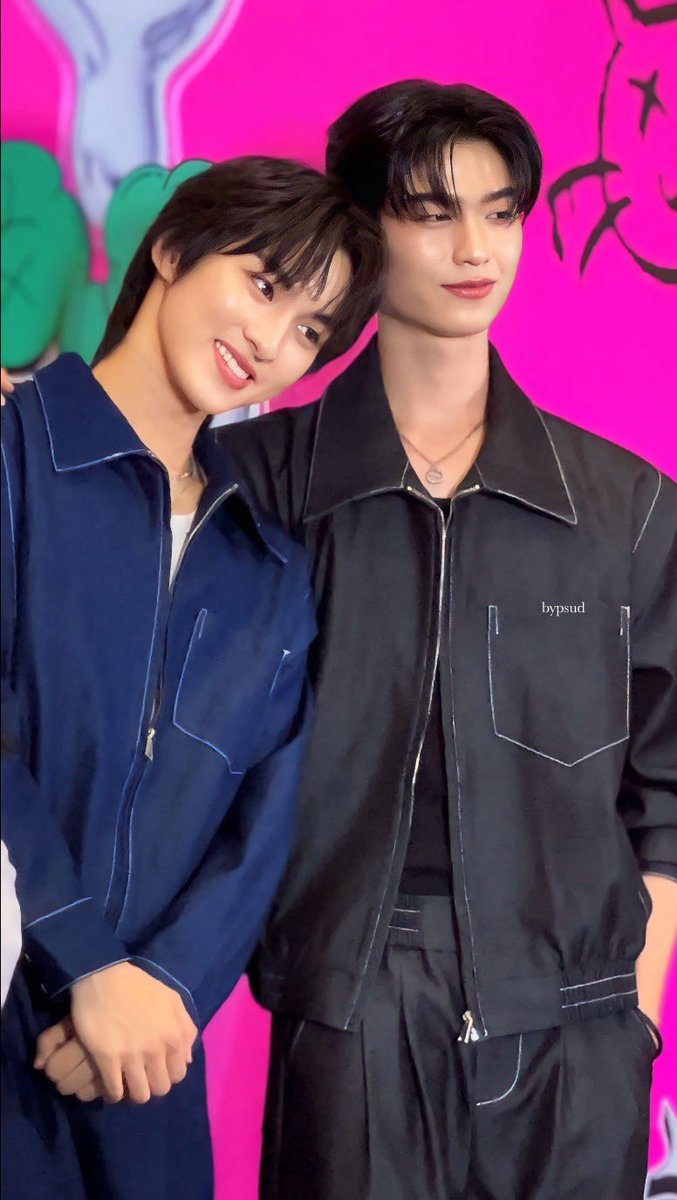 bypsud's tweet image. คะคือๆๆโทมัสฮีไปโอบไหล่น้องก้องแล้วดันเข้ามาหาตัวเองอะฮืออออออ🫣น้องก้องตกใจนิดเดียวแล้วยอมหมด โทมัสคือนิ่งๆเนียนๆแล้วหล่อไรขนาดนั้นอะ😭😭ไหล่จ่มอกพี่เค้าหมดแล้วไปชนอกพี่เค้าแบบนั้นอีก ภาษากายแบบนี้คืออะไร๊🫠😳🫣🫠😭😭😭😭

 #โทมัสก้อง #thomaskong  
#DevyXthomaskong