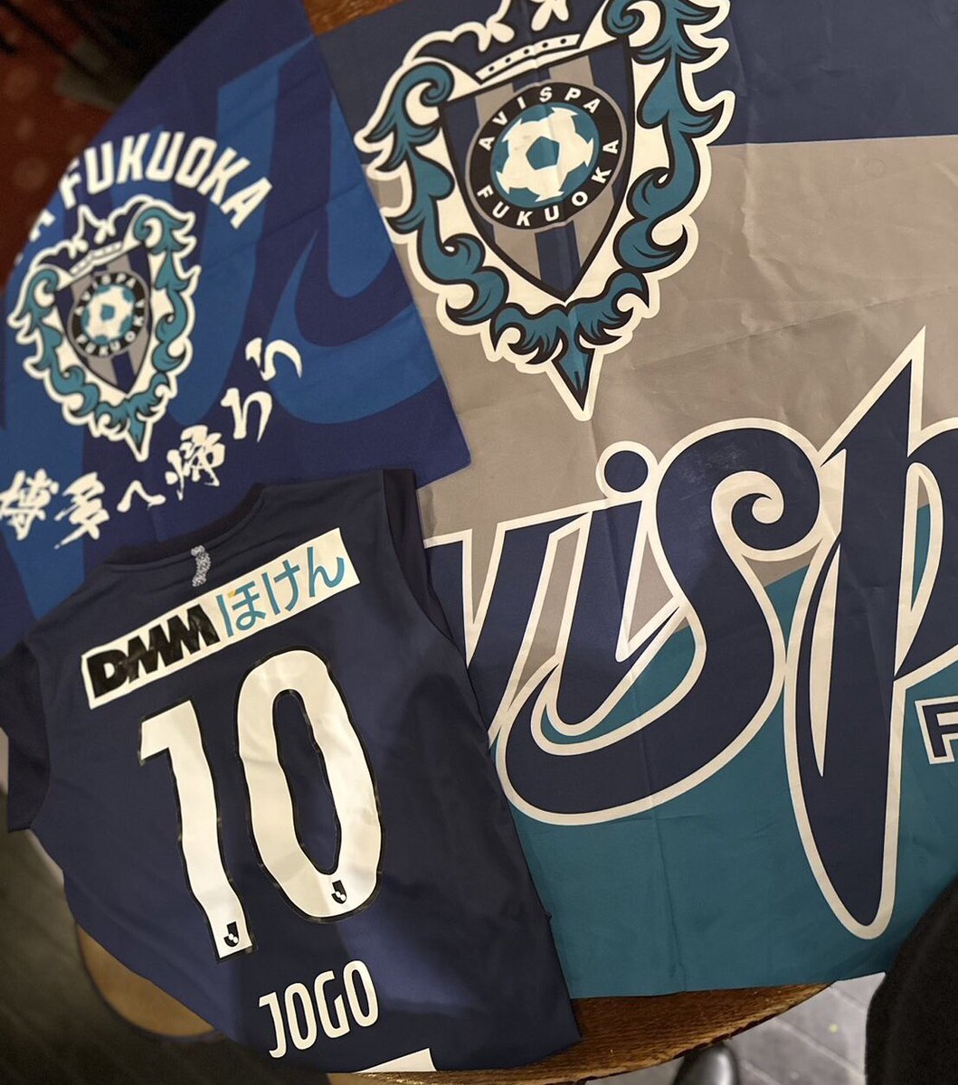 hubkamata's tweet image. 昨日、ご来店頂いたアビサポ様達🐝
ありがとうございました😊
店内からの『山笠』での後押し！最高😀
次は勝たせましょ💪

素敵なアビサポ様から
ユニ、フラック頂きました☺️
店内を紺色に染めさせて頂きます🐝

#0901vs神戸

予約はファンスタで📱
fansta.jp/shops/7aM0oE7S…

#avispa
#HUB蒲田西口店