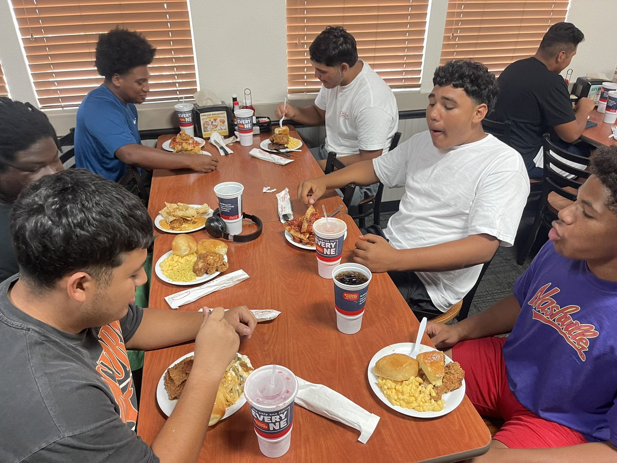 Coach Watkins M.Ed (@coachmwatkins1) on Twitter photo Another great time of fellowship with the #GREATWALL @ our annual LUNCH’N WITH THE LINEMEN 💪🏽💯 …..Next meal…🥞<a href="/JaylenL_55/">Jaylen Leonard</a> <a href="/oscarqn4/">Oscar Quintero💯</a> <a href="/Aavery54_/">Aavery Martinez</a> <a href="/J_Fuentes63/">Jonathan Fuentes</a> <a href="/KFGOLDENEAGLES/">KLEIN FOREST FOOTBALL</a>
🌳🦅💚💛
#EarnTheRight #EagleUp #LetItFly Another great time of fellowship with the #GREATWALL @ our annual LUNCH’N WITH THE LINEMEN 💪🏽💯 …..Next meal…🥞<a href="/JaylenL_55/">Jaylen Leonard</a> <a href="/oscarqn4/">Oscar Quintero💯</a> <a href="/Aavery54_/">Aavery Martinez</a> <a href="/J_Fuentes63/">Jonathan Fuentes</a> <a href="/KFGOLDENEAGLES/">KLEIN FOREST FOOTBALL</a>
🌳🦅💚💛
#EarnTheRight #EagleUp #LetItFly