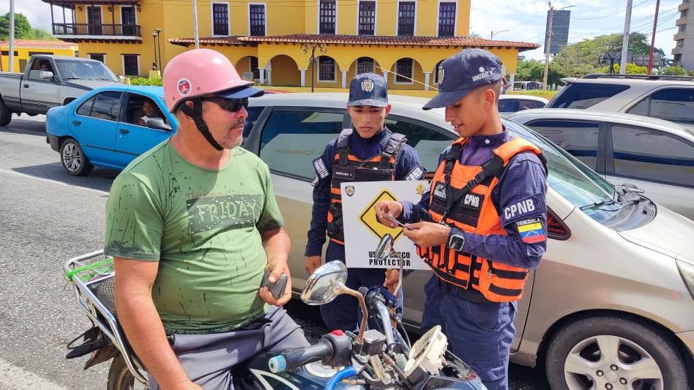 Transito_nvaesp's tweet photo. 👮🏽‍♂️Desde el Estado Nueva Esparta efectivos del servicio de @transitocpnb_ realizan campaña de concientización, esto con el fin de crear conciencia en nuestros amigos conductores al momento de conducir, tu seguridad y la de los demás en la vías es fundamental. https://t.co/bt4EvNck4n
