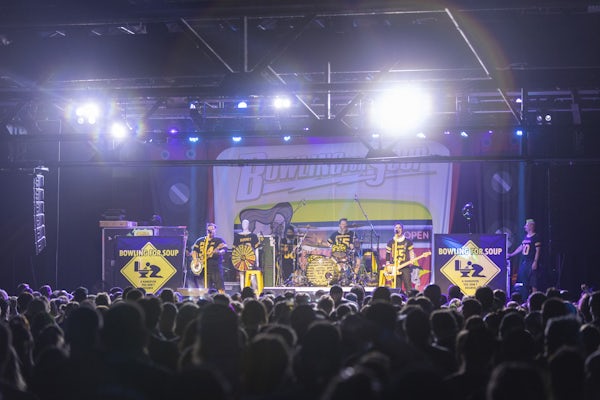 bfsrocks's tweet image. Man Leg 1 was such a sick time! Let's make Leg 2 even better!
#BowlingForSoup #Wheatus #DontPanic

BowlingForSoup.com 🎟️ 🌴 😎