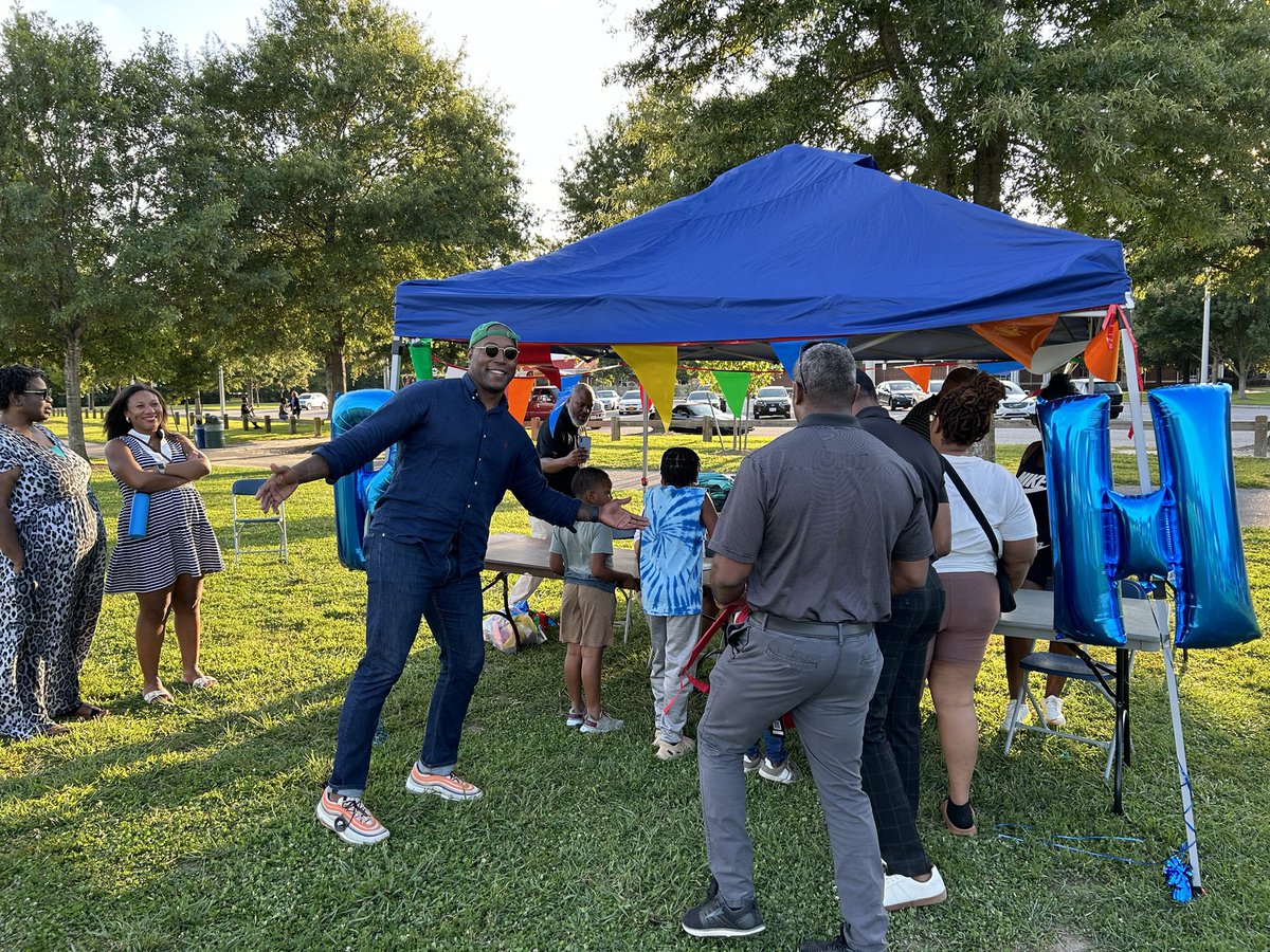 VBParksGuy's tweet photo. Head over to @VBParksRec Williams Farm Park for the last night of Parks After Dark! Food, crafts, sports, games, bounce houses and free back to school backpacks thanks to @AaronRouseVA. It’s movie night too - Elemental starts after sunset. https://t.co/OIa7wkb4y5