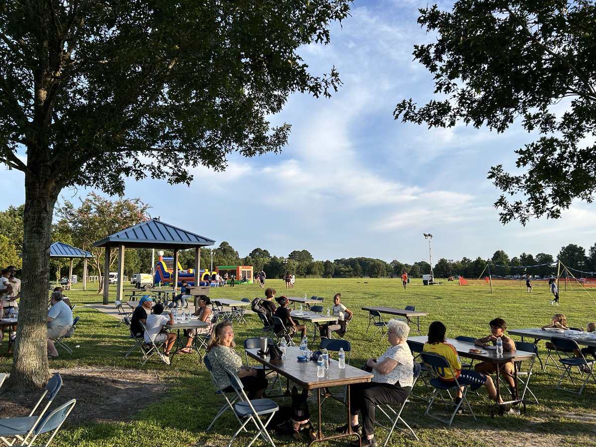 VBParksGuy's tweet photo. Head over to @VBParksRec Williams Farm Park for the last night of Parks After Dark! Food, crafts, sports, games, bounce houses and free back to school backpacks thanks to @AaronRouseVA. It’s movie night too - Elemental starts after sunset. https://t.co/OIa7wkb4y5