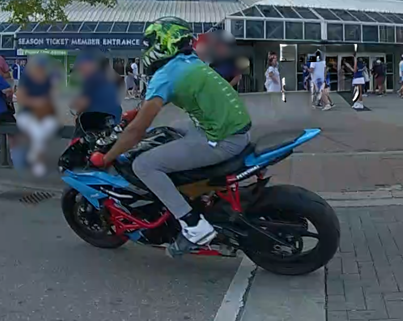 Fail to Remain Collision:
Bremner Blvd &amp; Rees St
5:57 pm
-officer struck by a motorcycle &amp; transported to hospital w/serious injuries
-driver fled scene
Description:
-Male, w/green helmet, green/blue shirt, gray pants, red gloves
-anyone w/info call 416-808-1900
#GO1855085
^av