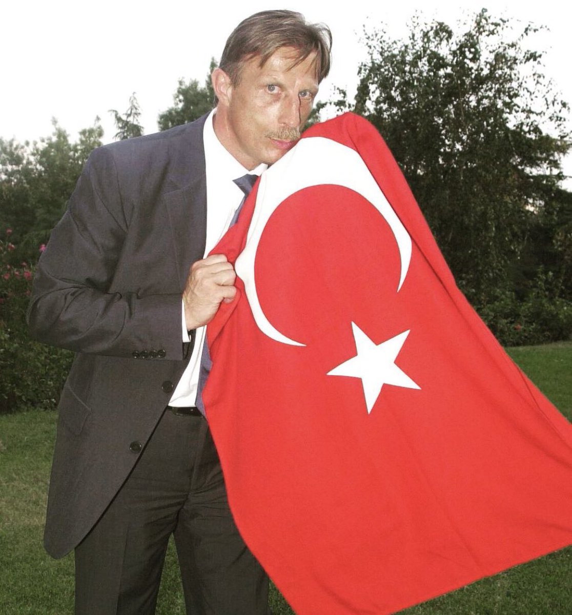 almanydnfutbol's tweet photo. 1994 yılında Bundesliga’nın en popüler ve şampiyon apoleti taşıyan hoca olmasına rağmen Türkiye’ye Beşiktaş’ın başına gelen Christoph Daum, bu durumu böyle açıklamıştı: 

“1993 yılında Türk vatandaşlarına Solingen’de felaket bir saldırı düzenlendi, bu bizi çok etkiledi. Buna rağmen sağcılar saldırılarına devam etti ve biz bunların [Nazi dönemi sonrası] tekrar yaşanabileceğine ihtimal vermiyorduk. Böylece insanlar Almanya’nın bir Nazi yuvası olduğunu düşünmeye başladı ve bu aslında alman toplumunu yansıtmıyordu. Ve teklif geldikten sonra kendime “Türk kardeşlerinin yanına gidip onlarla yaşa ve Solingen’de olanların Almanya’yı temsil etmediğini onlara göstermelisin” dedim”. 

🖤 İstiklal marşımızı söylerdi, çay içerdi, dansözle oynardı, şarkılarımızı söylerdi, Türkiye’ye her zaman ikinci vatanım derdi…o bizden biriydi.
