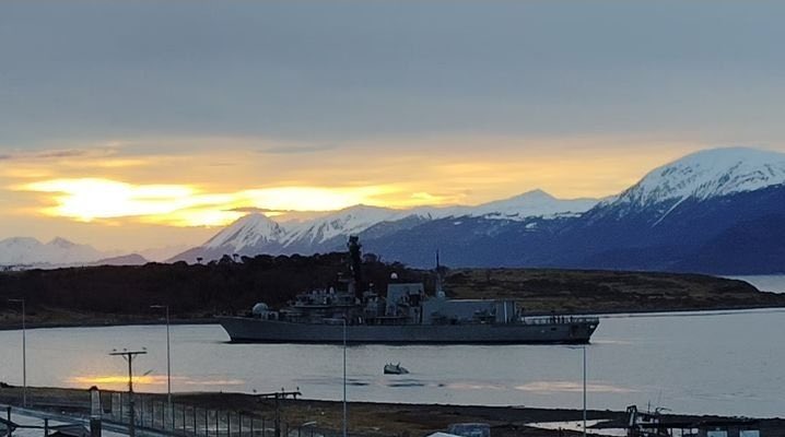 WarshipCam's tweet photo. Chilean Navy Type 23 Duke-class frigate Almirante Lynch (FF-07) (EX-HMS Grafton F80) coming into Puerto Williams - August 24, 2024 #almirantelynch #ff07
SRC: TW-@jpberlinger https://t.co/l5raLUbztU