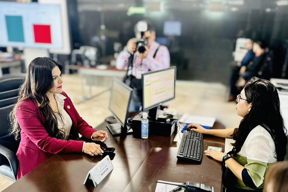 luzmiazul's tweet photo. Hoy, al formalizar mi registro como Diputada Federal de la #LXVILegislatura reafirmo mi compromiso de luchar desde la @Mx_Diputados por los ideales que comparto con mi amigo y líder @m_ebrard: justicia social, igualdad y bienestar. #ElCaminoDeMéxico lleva la #4T a un nuevo nivel. https://t.co/pxmUzFa22d
