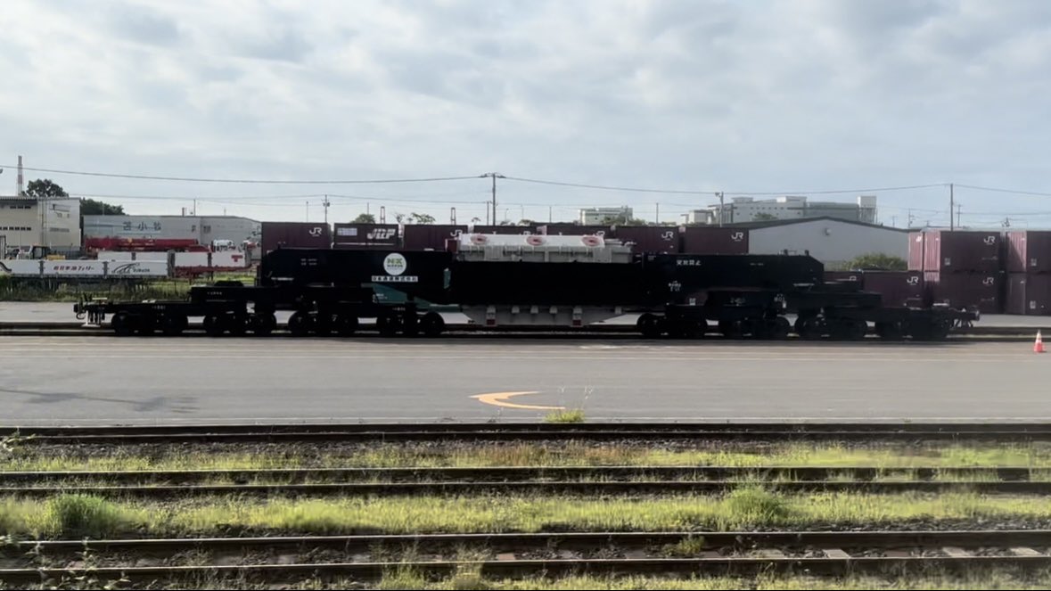heft_15549's tweet photo. シキ801は苫小牧貨物駅にて変圧器を積んだ状態で留置されていました
(特急北斗の車内より) https://t.co/VsjS8HVlvr