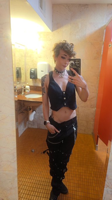 About to see Avril Lavigne 😈 @AvrilLavigne https://t.co/Lnh1fZjHTH<a class="tags" target="_blank" title="On Twitter" href="/?out=eyJ0eXAiOiJKV1QiLCJhbGciOiJIUzUxMiJ9.eyJpYXQiOjE3MjY1Mzk5MjIsImlzcyI6InR3cG9ybnN0YXJzLmNvbSIsIm5iZiI6MTcyNjUzOTkyMiwiZXhwIjoxNzU4MDc1OTIyLCJyZWRpcmVjdF91cmwiOiJodHRwczovL3R3aXR0ZXIuY29tL0F2cmlsTGF2aWduZSJ9.jjttM7uPEnwW1qJ9_IlYTCSt_6uriMwjqlQrGFBp9lWqg4Uk4sB9sSEeasRFlXbT5tv-AXOhy1ZC_HWQUOFgTg">@AvrilLavigne</a><a href="/tag/mvsales"class="tags"><span>#mvsales</span></a>