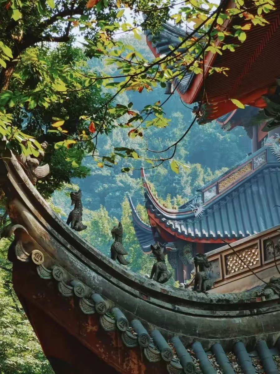 人生哪能多如意，万事只求半称心；世间浮华皆如梦，半醒半醉最相宜。