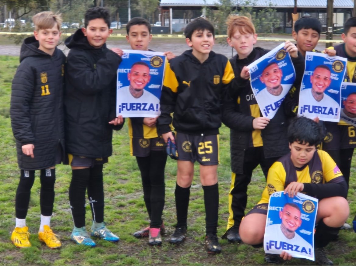 Comparto esto que me hicieron llegar hace un ratito, estas hermosas fotos de Peñarol infantil de Maldonado, me pidieron que le llegue a la familia y allegados como apoyo de la gente de este departamento.

Vamos Juan 🙏
