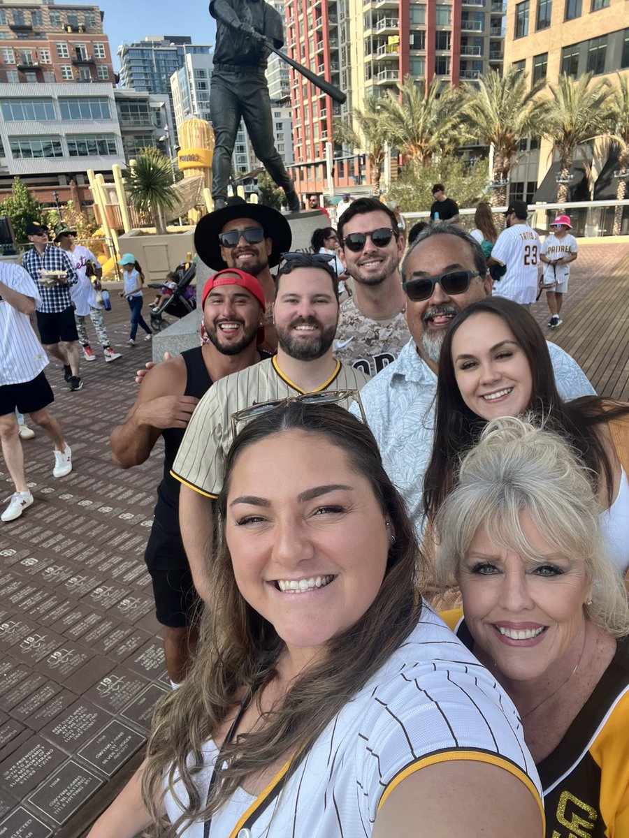 kellib1992's tweet photo. Family day at Petco!! #forthefaithful https://t.co/39yj5IgI9X