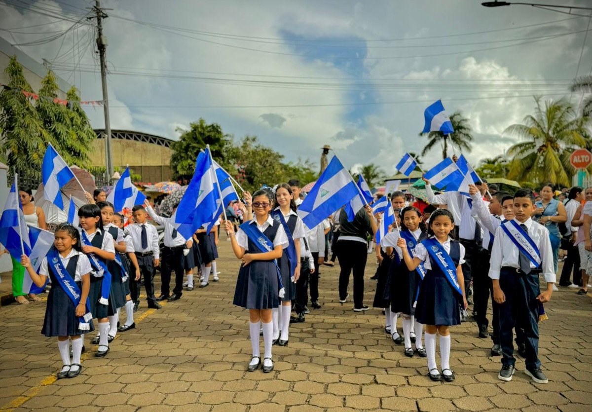 🇳🇮 Estos son días de banderas... banderas que ondean orgullosas, porque la raza Nicaragüense sabe de luchas y honor.